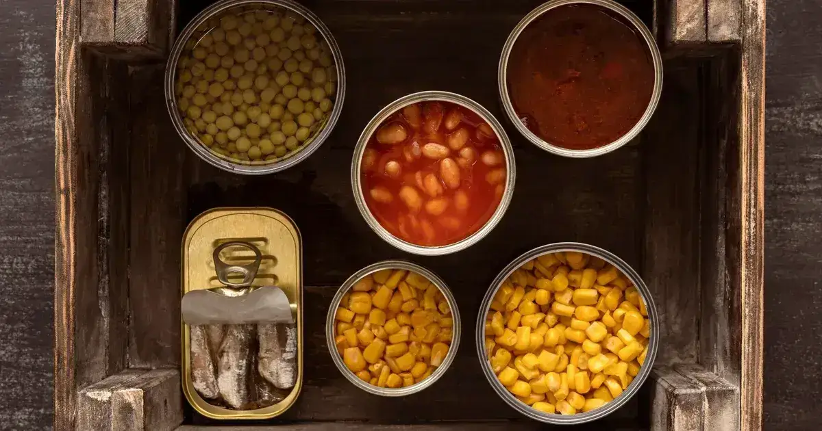 Alimentos envasados en latas para reserva de emergencia
