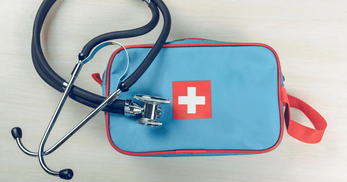 Kit de primeiros socorros aberto com material de emergência completo