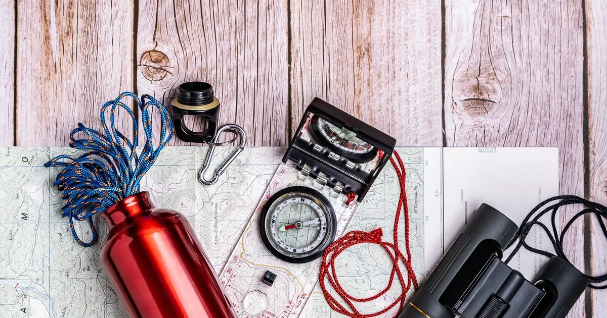 Kit de emergencia doméstico con radio, botiquín y documentos preparado para una persona mayor