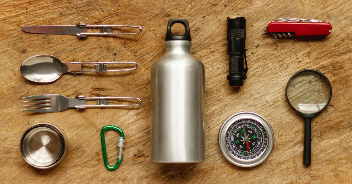 Kit de emergencia compacto para piso pequeño con mochila táctica y suministros esenciales