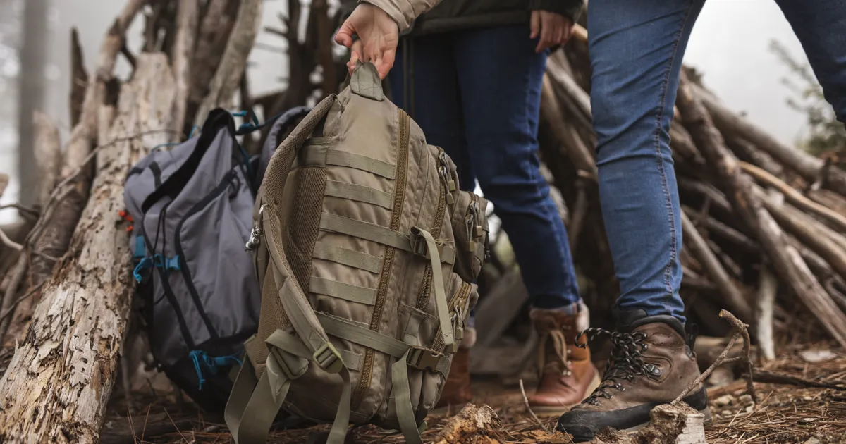 Mochila de emergencia preparada para evacuación con suministros esenciales