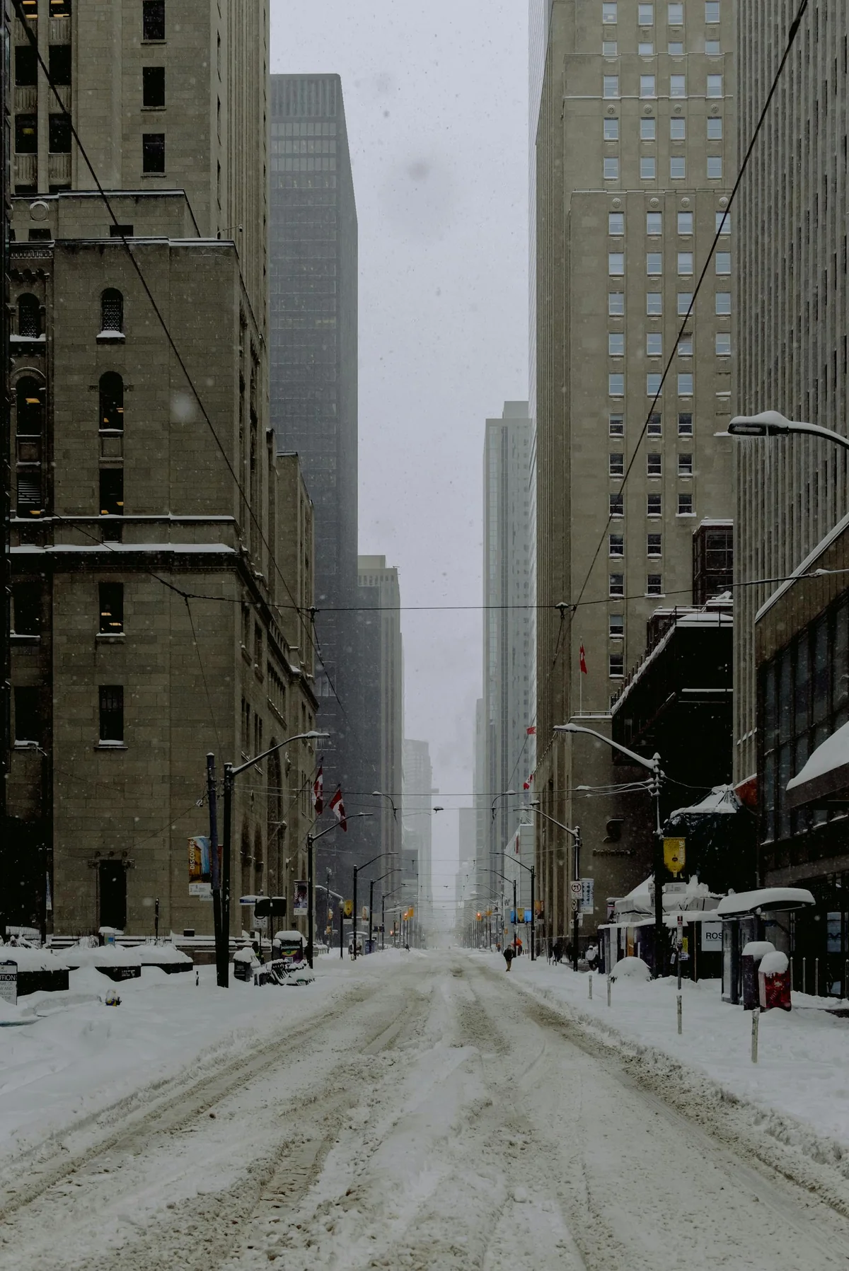 Ciudad cubierta de nieve con rascacielos y temperaturas bajo cero — paisaje urbano en gran nevada con corte de servicios