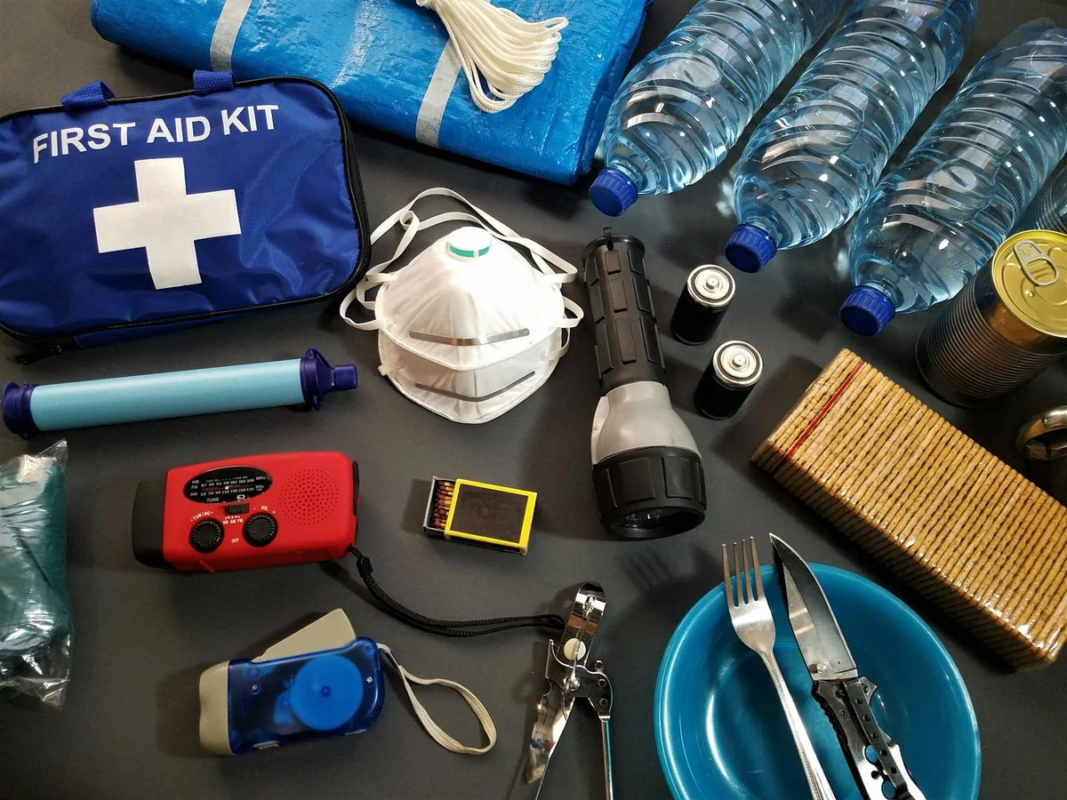 Daniel Vega's 72-hour emergency kit in quarterly review on the table: first-aid kit, water, rations, power bank and backpack — family preparedness Picanya Valencia