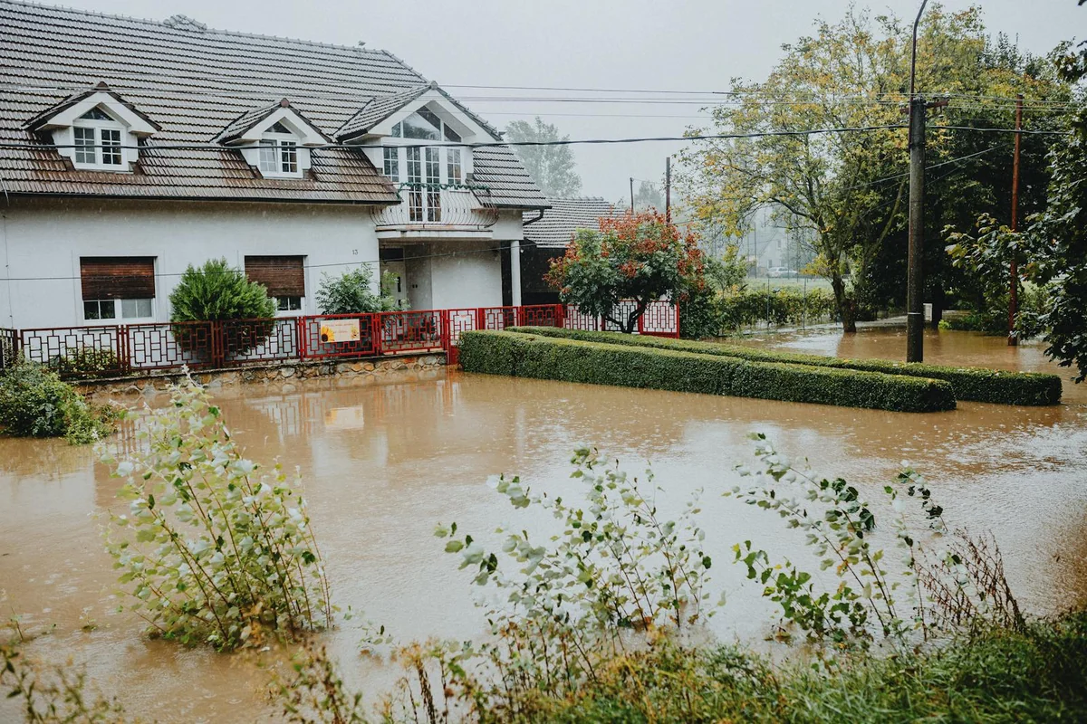 Vivienda rodeada de agua tras inundación severa — preparación del kit de emergencia para zonas con riesgo de DANA o crecidas