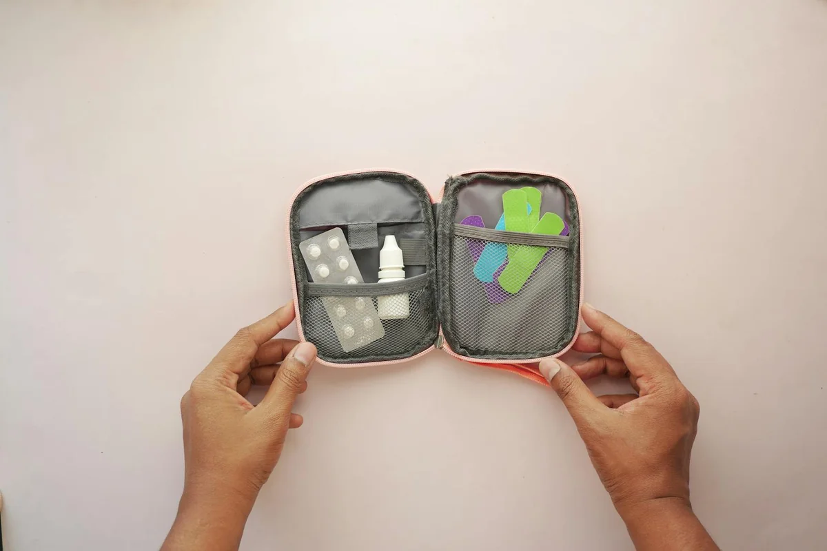 Kit prefabricado de primeros auxilios abierto mostrando vendas, pastillas y suministros básicos — análisis del contenido real de un kit Amazon