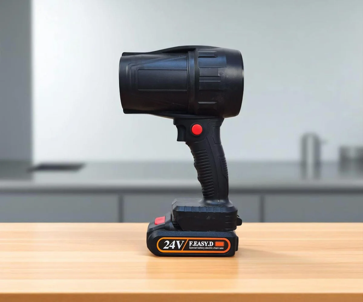 Linterna LED recargable sobre mesa de madera lista para usar en caso de apagón eléctrico — comparativa de las mejores linternas de emergencia
