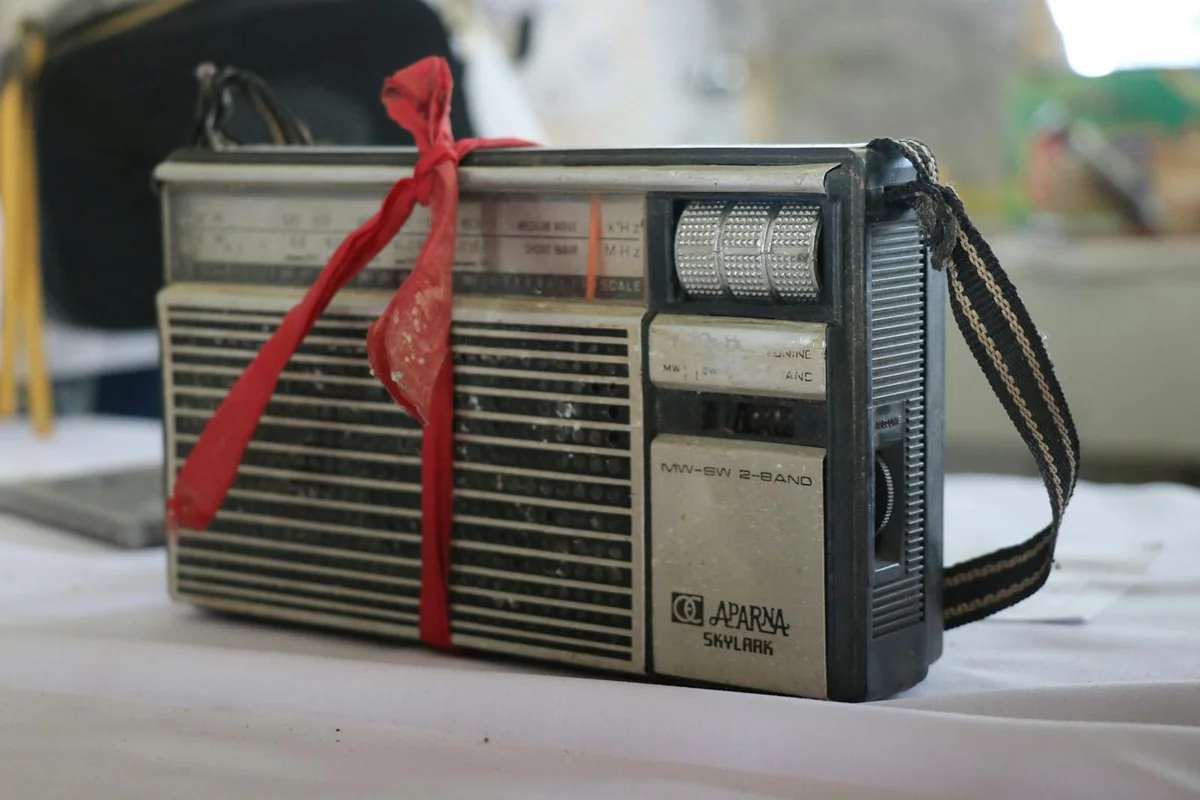 Radio portátil de emergencia con dial AM/FM lista para uso doméstico durante un apagón — comparativa de mejores radios 2026