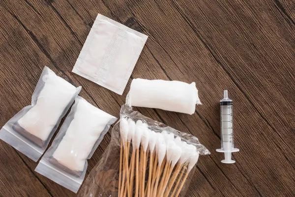 Compressas, ligaduras e material de penso para kit de primeiros socorros de emergência