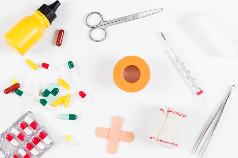 Medicamentos, termómetro e material sanitário para kit de primeiros socorros de emergência