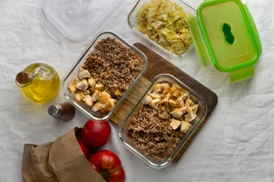 Sobre de comida liofilizada para emergencias junto a conservas enlatadas
