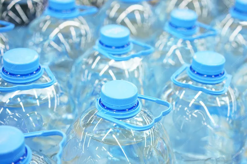 Garrafas de agua de cinco litros almacenadas como reserva para emergencias