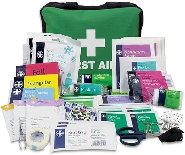 Pastillero semanal, envases etiquetados y documentación médica preparados para una emergencia