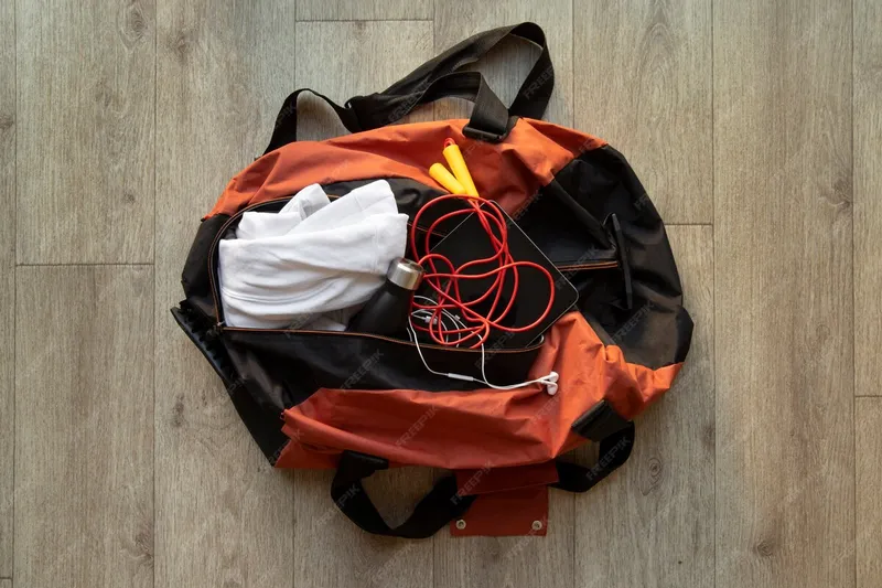 Mochila de emergencia abierta con ropa y suministros preparados para evacuación