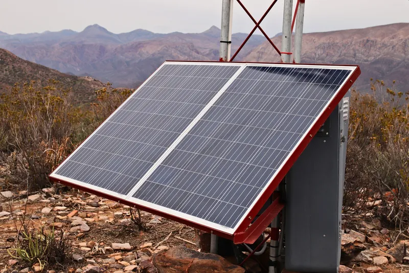 Panel solar portatil captando energía en exterior, ideal para autonomía energética en islas con alta radiación solar