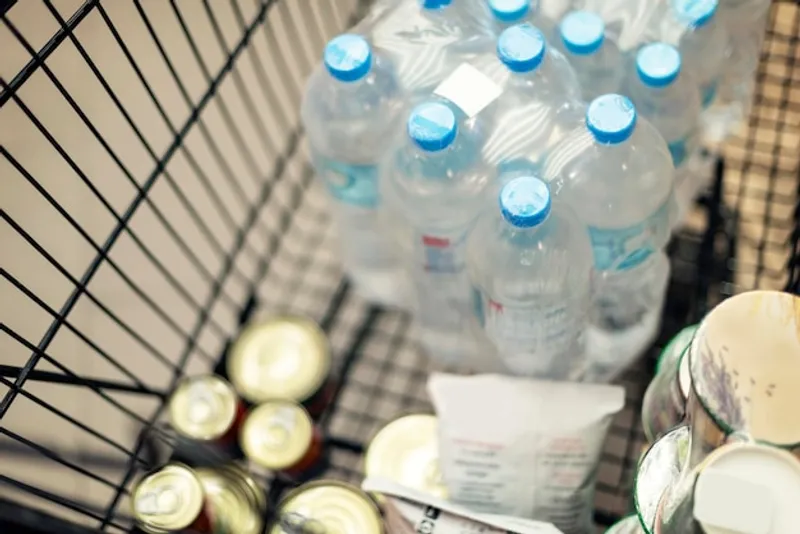 Suministros básicos de emergencia: agua, conservas y productos esenciales organizados para 72 horas de autonomía